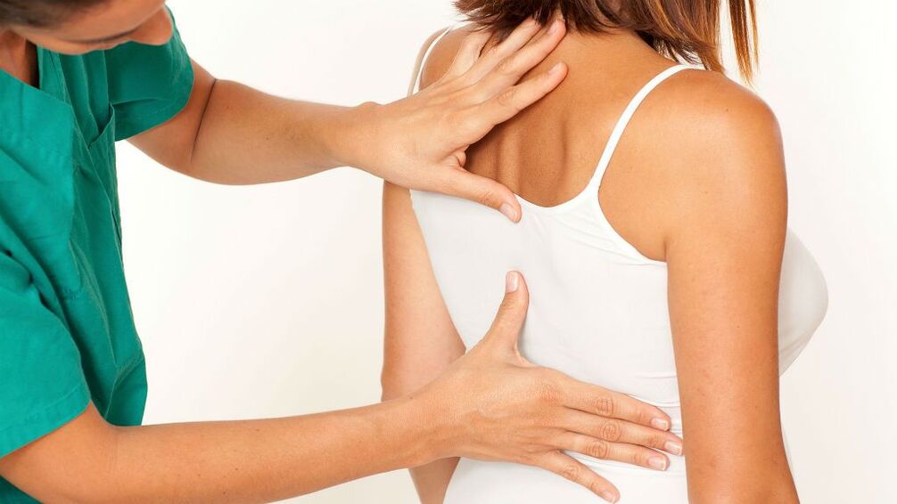exame por un médico para osteocondrose torácica